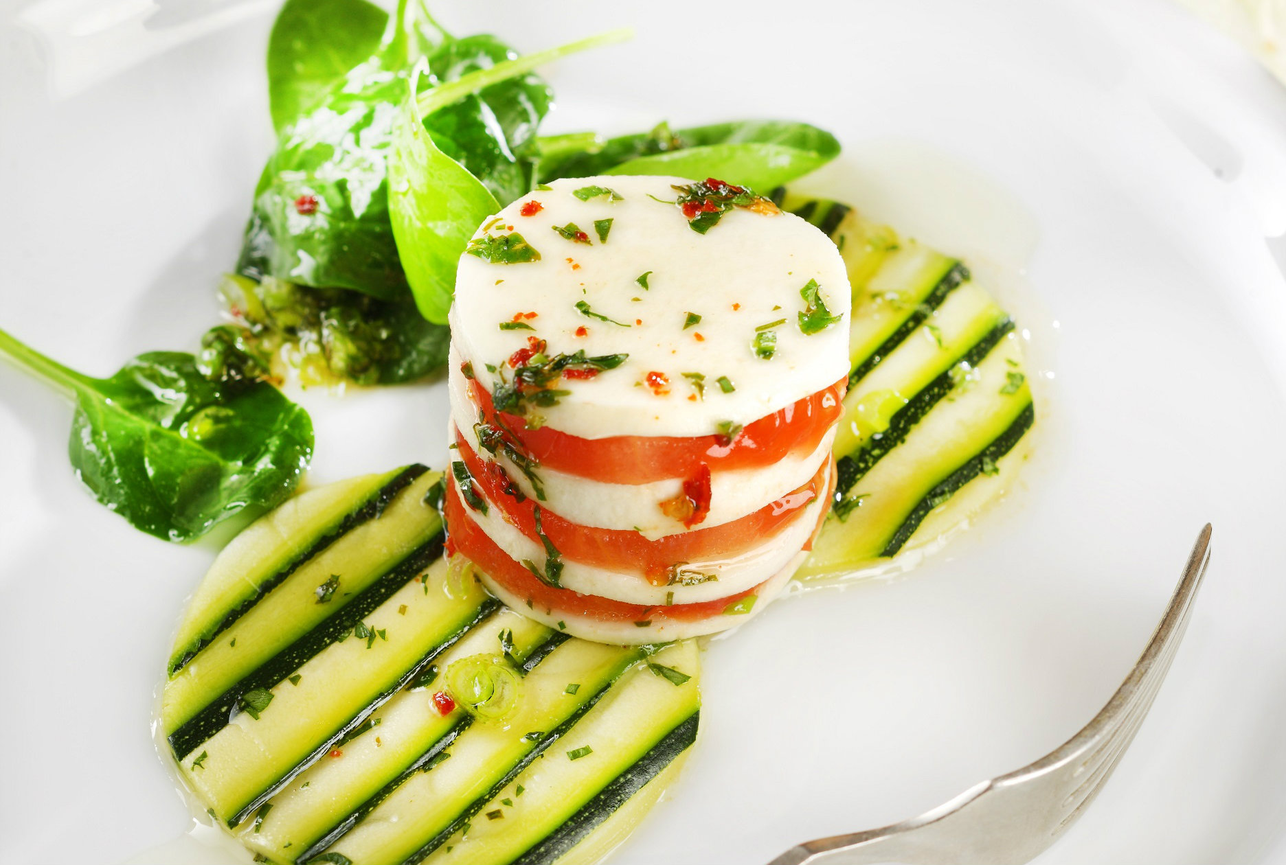 Kecskesajt Caprese marinált cukkinivel