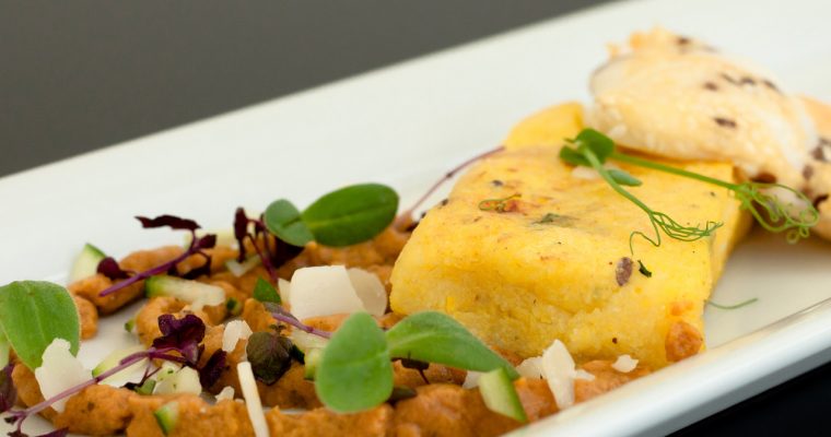 Kecskesajttal készült polenta, magvakkal sült kecskesajttal és ratatouille krémmel