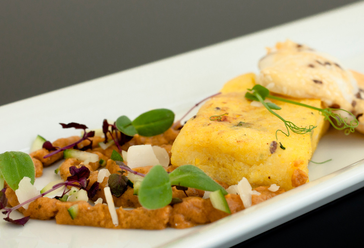 Kecskesajttal készült polenta, magvakkal sült kecskesajttal és ratatouille krémmel