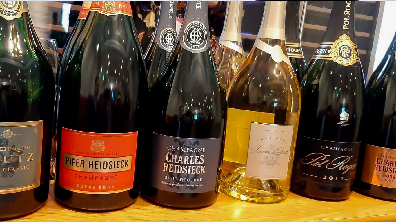 Terítéken hat kiváló champagne