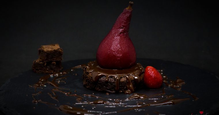 Házi csokis brownie, vörösboros körtével
